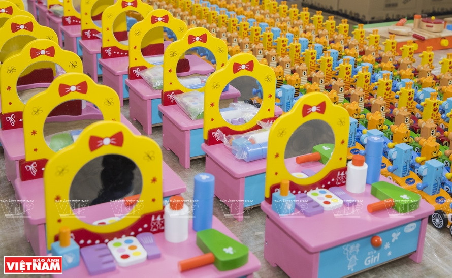 The products of school supplies and children's toys made by Duc Thanh Wood are popular in the world market. (Photo: VNP)