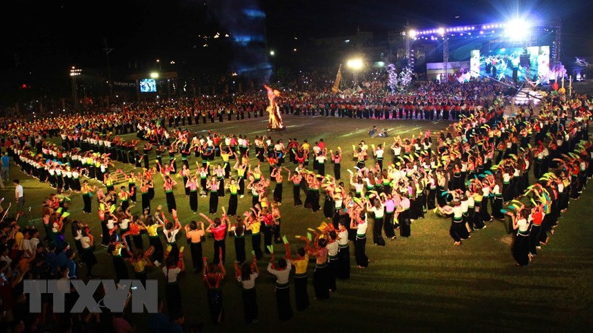 A mass performance of xoe dance at the opening ceremony of the Muong Lo Tourism-Culture Week and the Mu Cang Chai Terraced Field Festival in 2017 in Nghia Lo district, Yen Bai province (Photo: VNA)