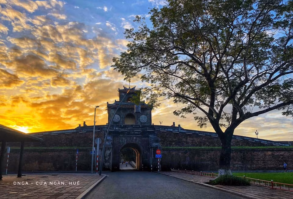 The Nhon Gate (or Ngan Gate) is one of the two doors specifically designed for the king and the royal family to enter and exit the citadel. The gate is located to the left of Ky Dai Hue (Hue Flag Tower) and Meridian Gate (also known as Ngo Mon). (Photo: baothuathienhue.vn)