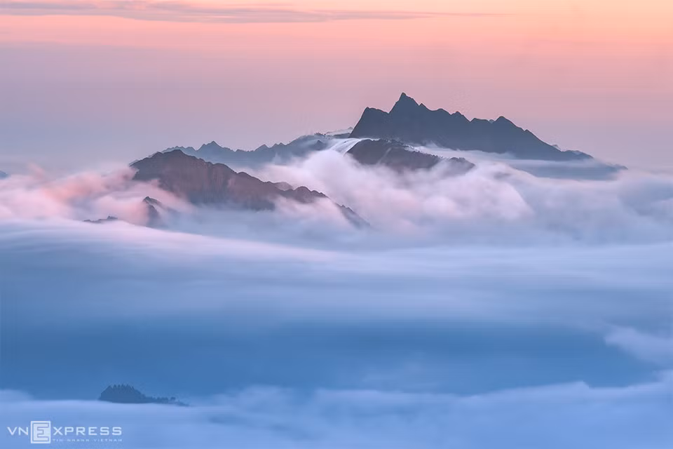 Ta Xua, a 2,865-metre-high mountainous range in Ta Xua commune, Son La province, northwestern Vietnam, is renowned among 'cloud hunting' trekkers. (Photo: Tran Van linh via vnexpress.net)