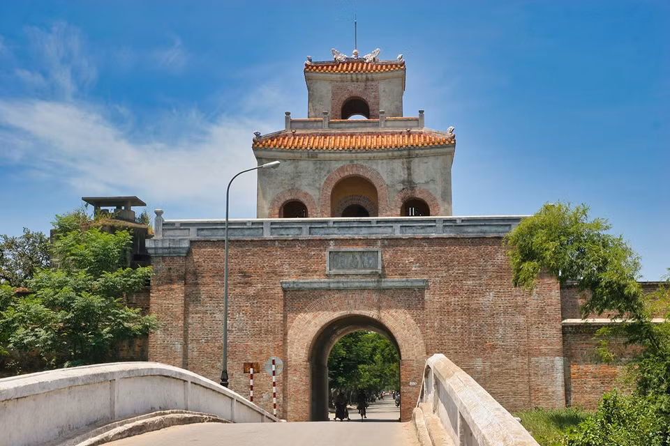 Southwest Gate (or Huu Gate) on Yet Kieu street. The gate’s archway was built in 1809 while its gazebo was formed 20 years later. (Photo: thanhnien.vn).