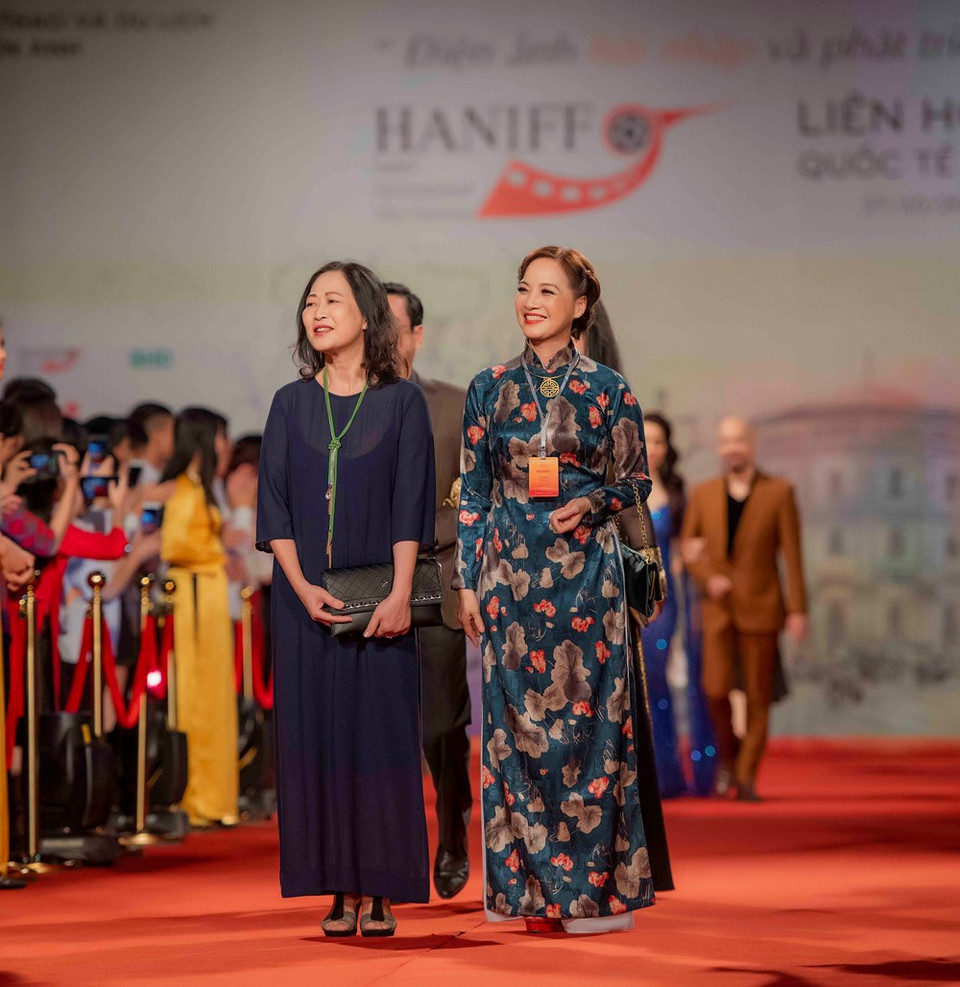 People's Artists Nhu Quynh (L) and Le Khanh (Photo: VNA) 