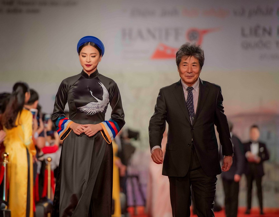 Actress Ngo Thanh Van (L) and Mr. Allan Starski (Photo: VNA)