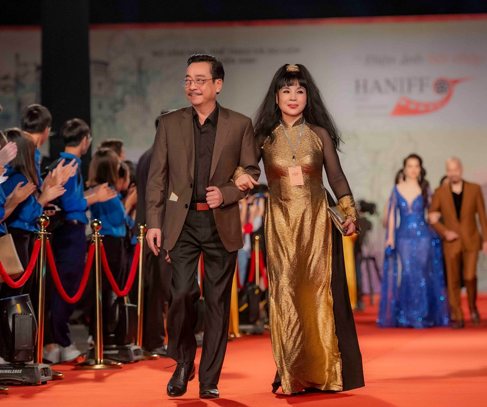 People's Artists Lan Huong (R) and Hoang Dung (Photo: VNA)