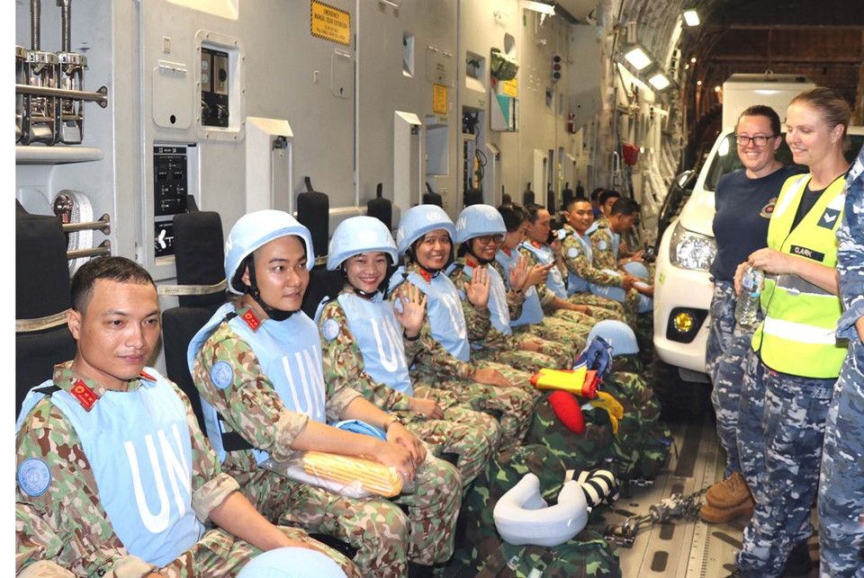 Officers of the second group of Vietnam’s first Level-2 field hospital in C17 Aircraft of the Royal Australian Air Force prepare to leave Vietnam for duty in South Sudan (Source: VNA)