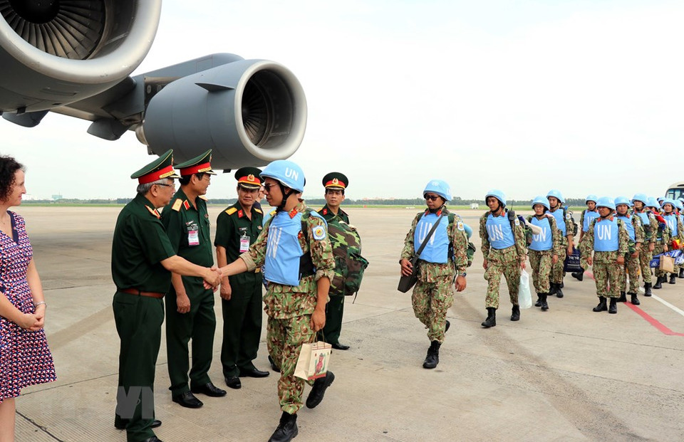 Deputy Defence Minister Sen. Lieut. Gen. Nguyen Chi Vinh, head of the steering committee of Vietnam’s UN peacekeeping operations, shakes hands with each member of the group (Source: VNA)