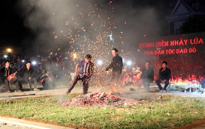 The fire dance is usually held at the end of the year or at the beginning of a new year to thank the Fire Deity for warmth, safety, prosperity, and a good harvest, and for chasing away ghosts, devils, and diseases (Photo: VNA)