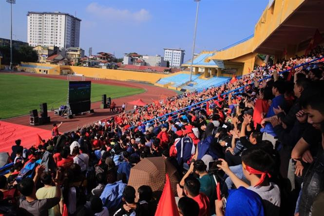 A large screen is installed at Hang Day stadium to serve football fans (Source: VNA)