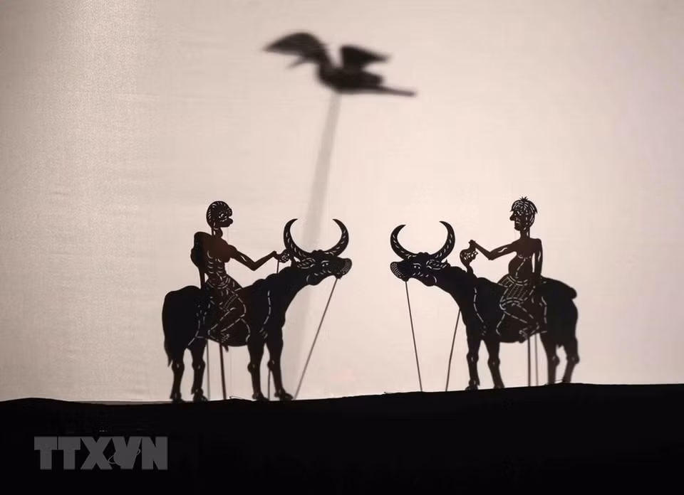The puppet performance 'Buffalo fighting' of Cambodia at the festival (Photo: VNA)