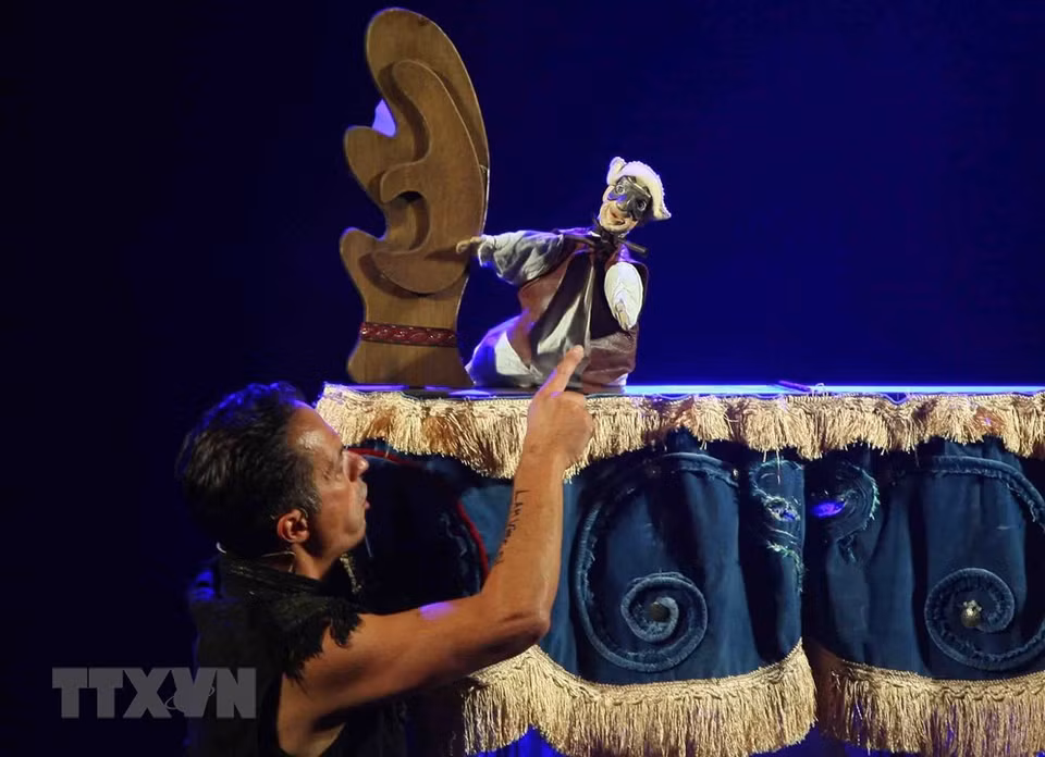 A French artist and his puppet (Photo: VNA)