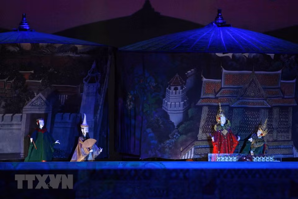 The performance 'Sacrifice' of Thailand. The festival attracts about 100 puppeteers from Cambodia, Laos, the Philippines, Thailand, Belgium, France, Brazil and Vietnam (Photo: VNA)