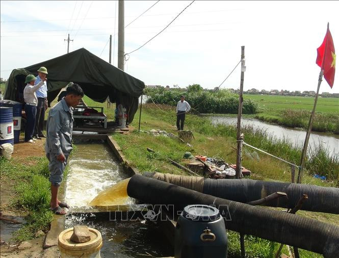 Large-capacity irrigation pumps are used widely in Quang Binh province to reduce impacts of drought on crops (Photo: VNA)