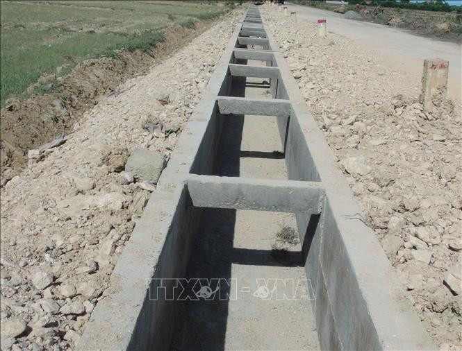 Irrigation lakes and canals dry up (Photo: VNA)