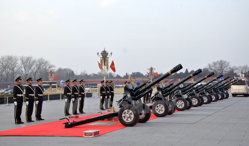 Scene at the cannon salute (Photo: VNA)