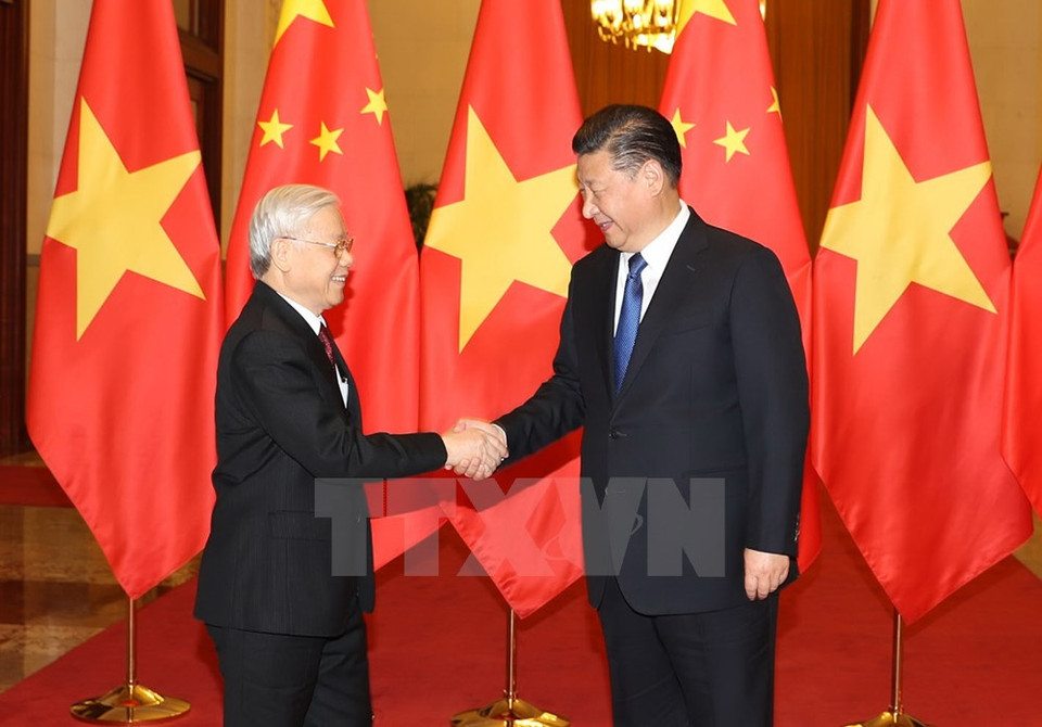 CPV General Secretary Nguyen Phu Trong shakes hands with General Secretary of the Communist Party of China and Chinese President Xi Jinping(Photo: VNA)