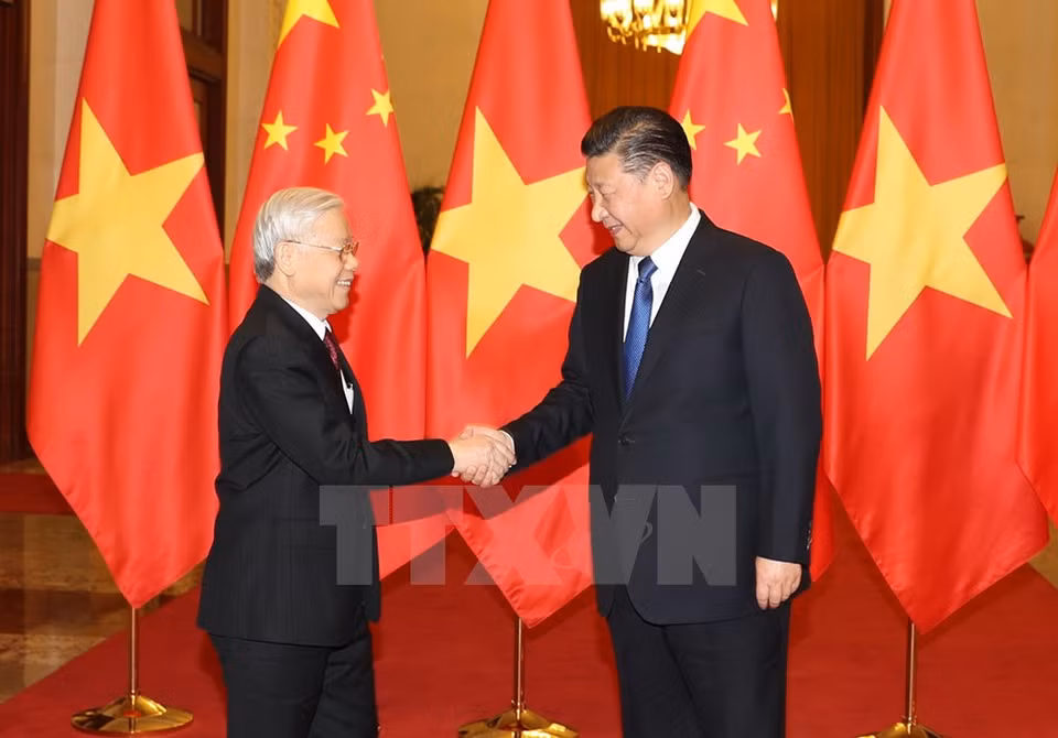 CPV General Secretary Nguyen Phu Trong shakes hands with General Secretary of the Communist Party of China and Chinese President Xi Jinping(Photo: VNA)