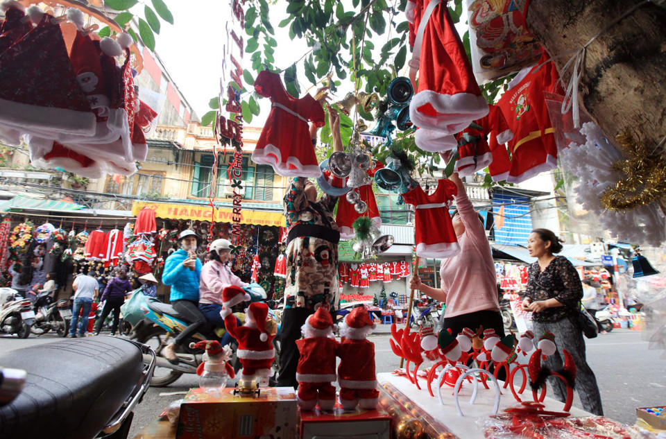 Christmas costumes and toys for sale on Hang Ma street (Photo: VNA)
