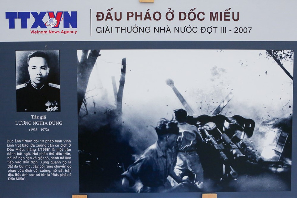 Photo “Gun-fighting in Doc Mieu” (Dau phao o Doc Mieu) by Luong Nghia Dung, State Award 2007 winner (Photo: VNA)