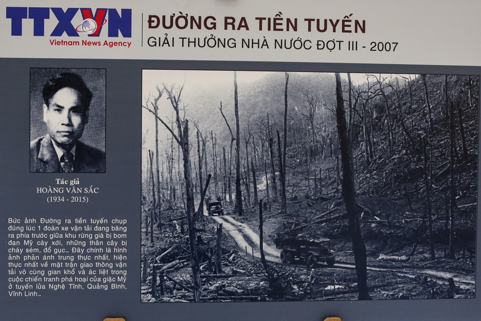 Photo “Road to the front” (Duong ra tien tuyen) by Hoang Van Sac, State Award 2007 (Photo: VNA) 