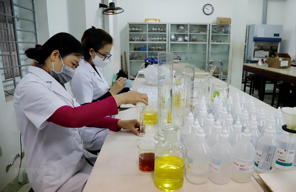 Staff and lecturers at Thai Nguyen University of Medicine and Pharmacy prepare hand sanitizer (Photo: VNA)