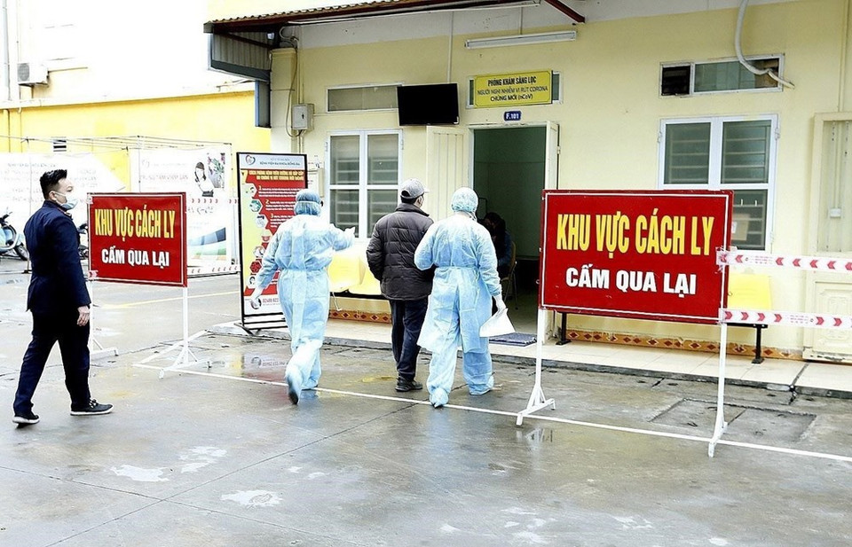 Medical staff of Hanoi 115 Emergency Centre transport nCoV suspected cases to Dong Da General Hospital for isolation and taking sample for testing (Photo: VNA)