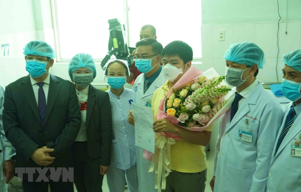 Doctors at Ho Chi Minh City’s Cho Ray hospital congratulate 28-year-old Chinese patient Li Zhichao on being discharged from hospital, February 4 (Photo: VNA)