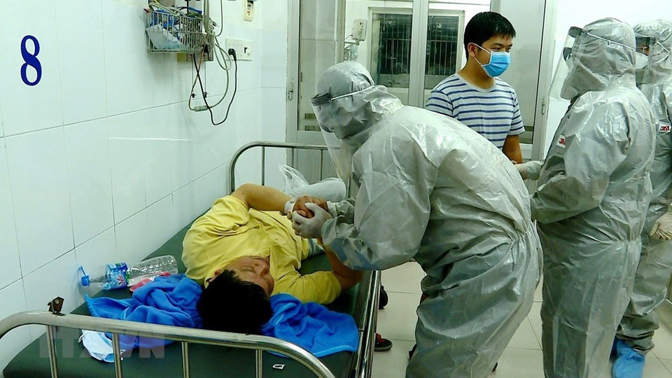 Doctors at Ho Chi Minh City’s Cho Ray hospital receive first two nCoV confirmed cases, January 24, 2020 (Photo: VNA) 