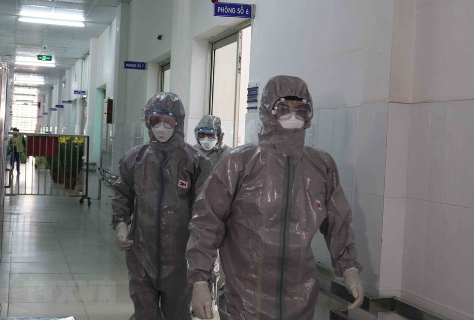 Doctors at Ho Chi Minh City’s Cho Ray hospital wear protective gear before entering isolation area for nCoV patients (Photo: VNA) 