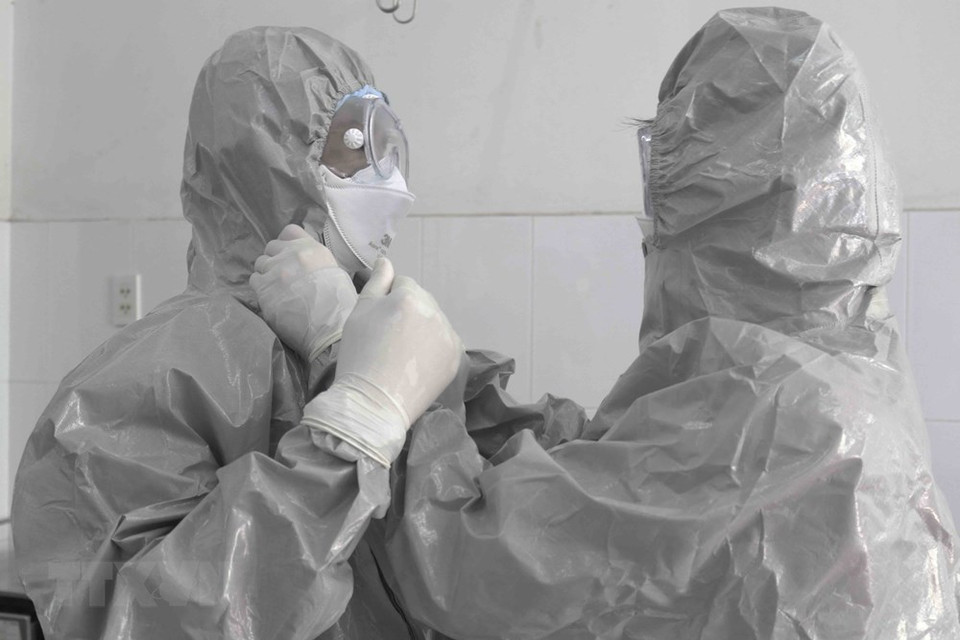 Doctors at Ho Chi Minh City’s Cho Ray hospital wear protective gear before entering isolation area for nCoV patients (Photo: VNA) 