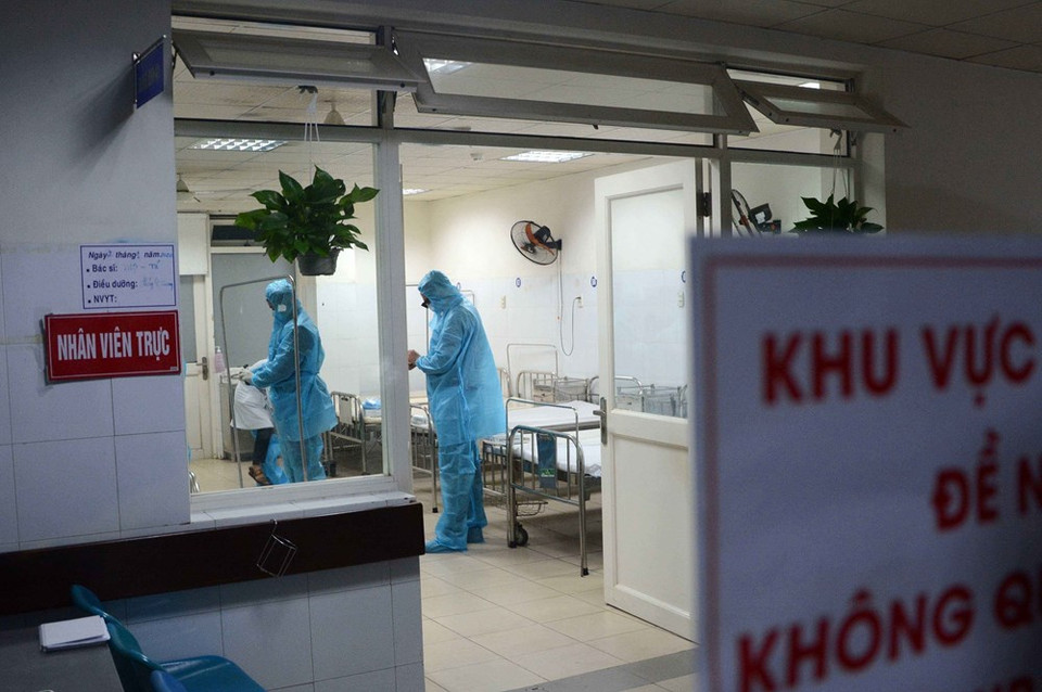 Health staff wear protective gear when providing treatment for isolated patients at Da Nang hospital (Photo: VNA)