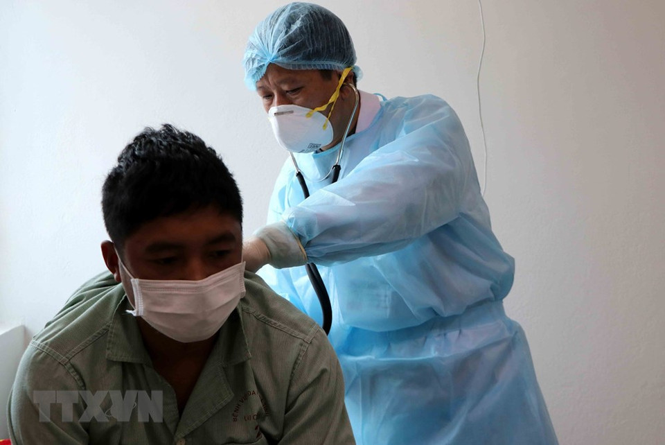 Doctors of Lai Chau General Hospital check nCoV suspected patient who is being isolated and monitored at the hospital (Photo: VNA) 