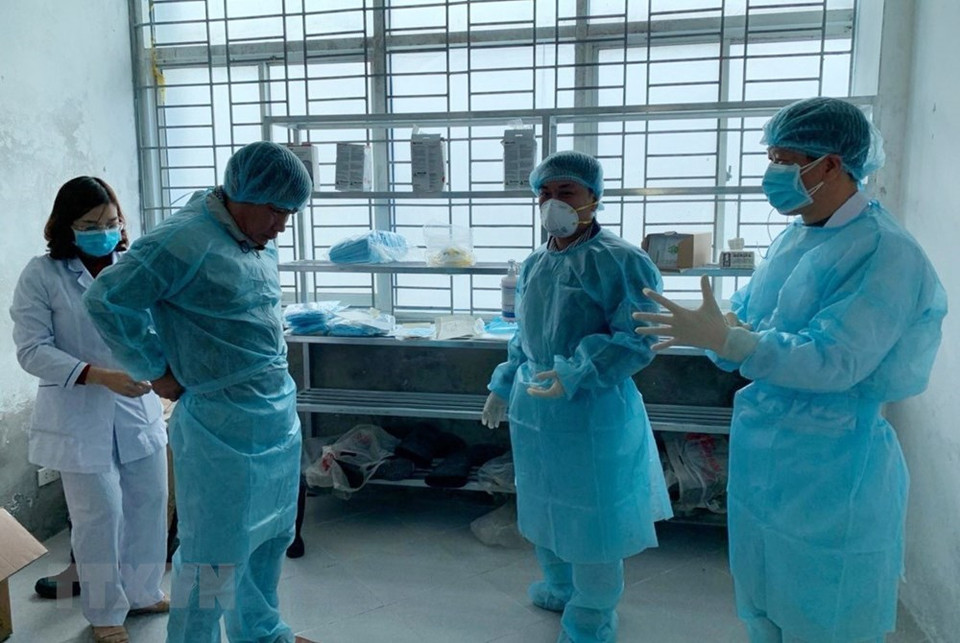 Health staff at Lai Chau General Hospital ensure safety procedures before entering nCoV patient isolation area (Photo: VNA)