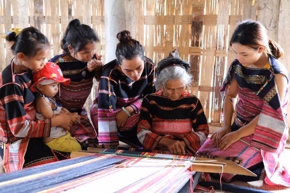 The annual celebration of November 23 as “Vietnam Cultural Heritage Day” aims to increase public awareness about safeguarding and promoting the values of national cultural heritage items. (Photo: VNA)