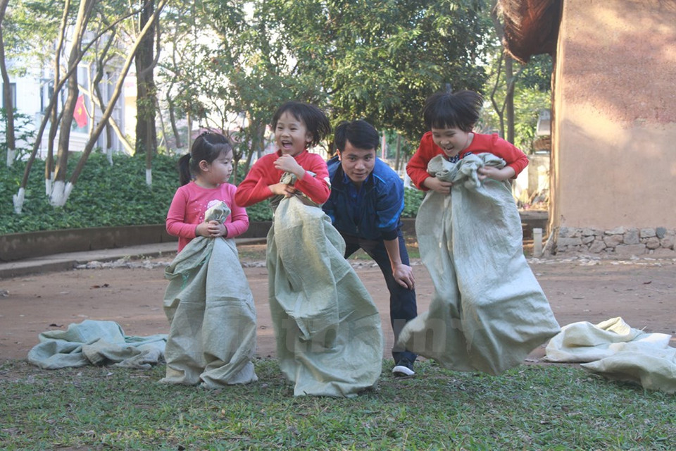 Bag jumping game (Source: VNA)