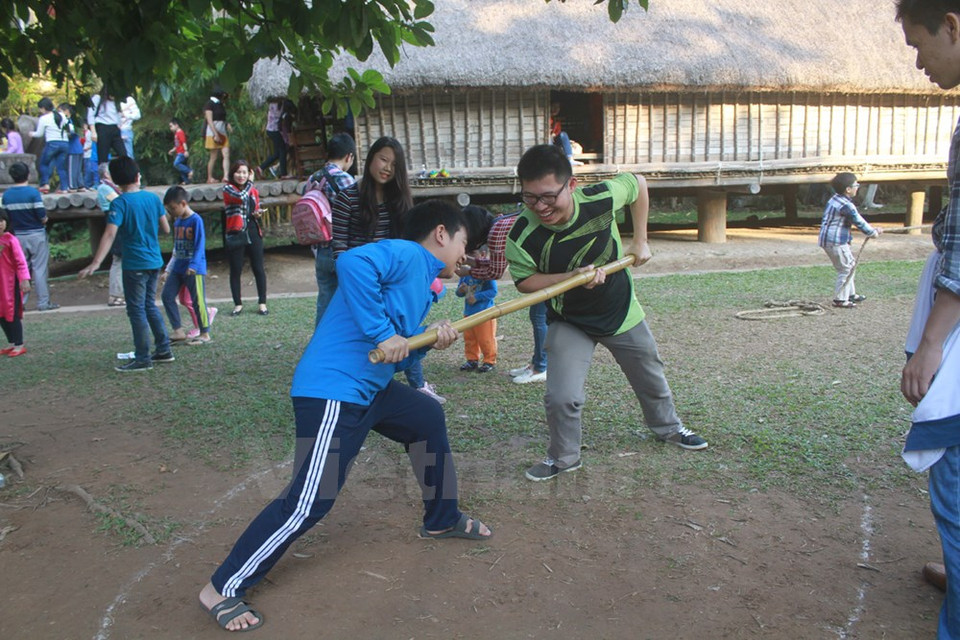 Stick pushing game of Mong minority ethnic group (Source: VNA)