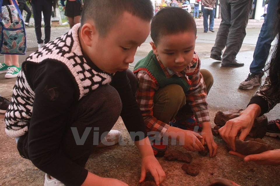 Making toys with clay (Source: VNA)