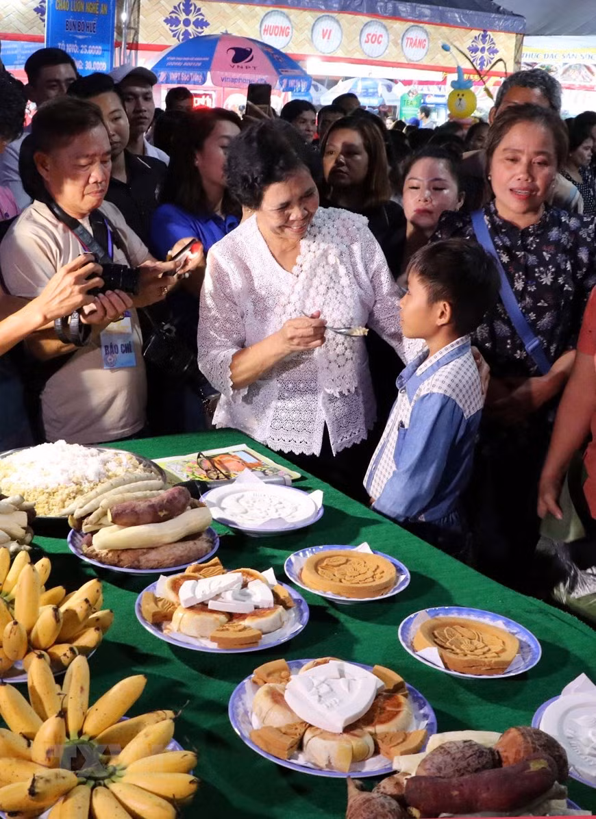 Feeding young sticky rice for children is a beautiful tradition during the festival (Photo:VNA)