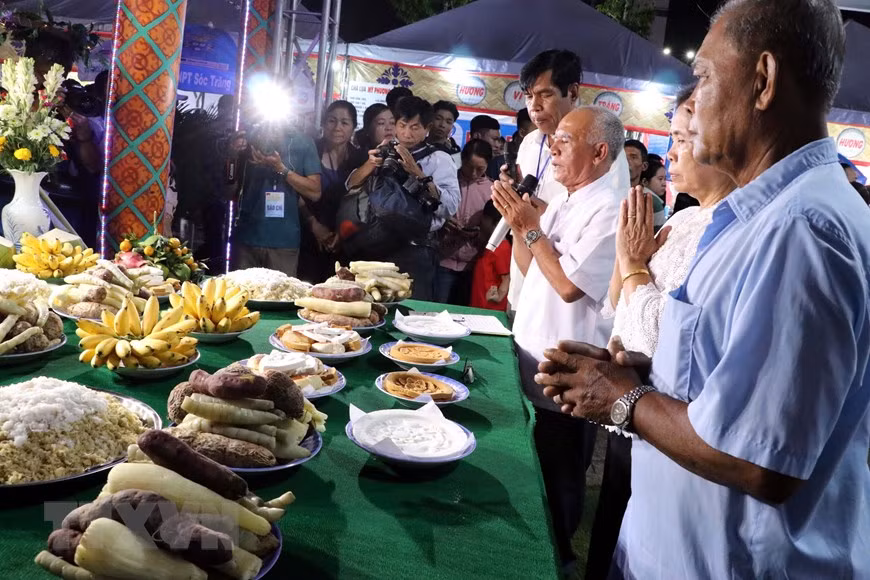 On this occasion, they offer farm produce to thank the gods for favourable weather and a bumper harvest (Photo:VNA)