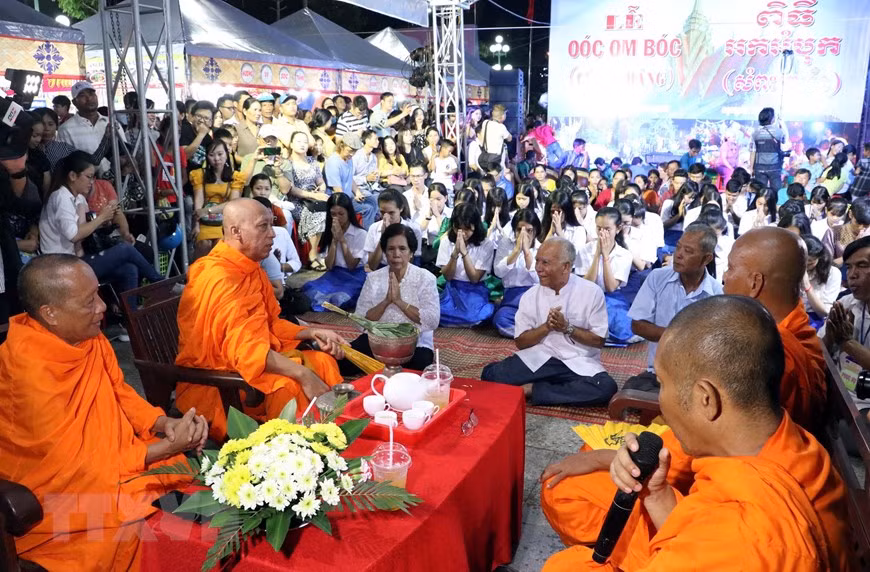 The Moon worshipping ceremony (Photo:VNA)