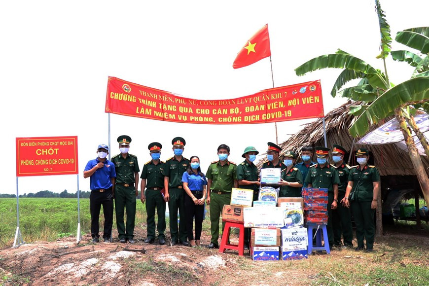 Soldiers at a Vietnam-Cambodia border quarantine post still receive encouragement from the local people (Photo: VNA)