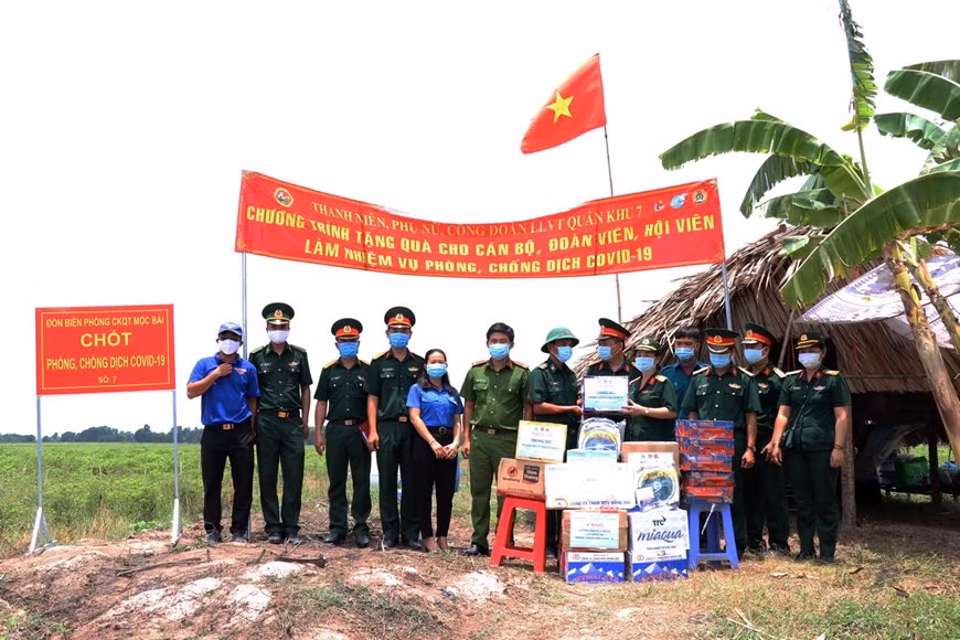 Soldiers at a Vietnam-Cambodia border quarantine post still receive encouragement from the local people (Photo: VNA)