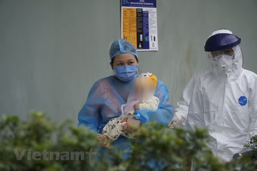 The three-month-old baby, Vietnam’s youngest coronavirus disease patient, is discharged from the National Children’s Hospital (Photo: Minh Hieu/Vietnam+)