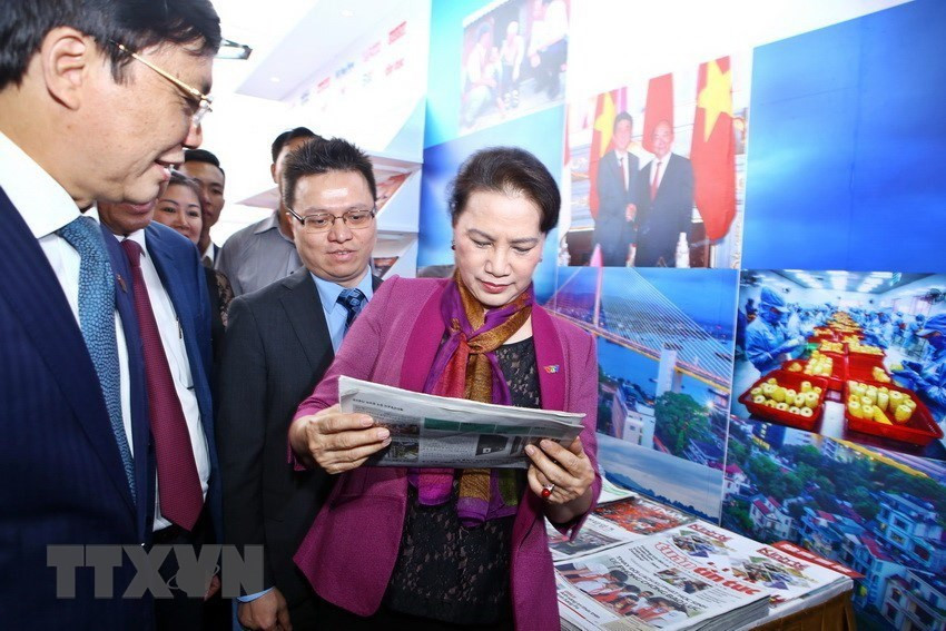 National Assembly Chairwoman Nguyen Thi Kim Ngan visits booths displaying Vietnam News Agency's publications at the National Press Festival, March 16, 2018 in Hanoi (Photo: VNA)
