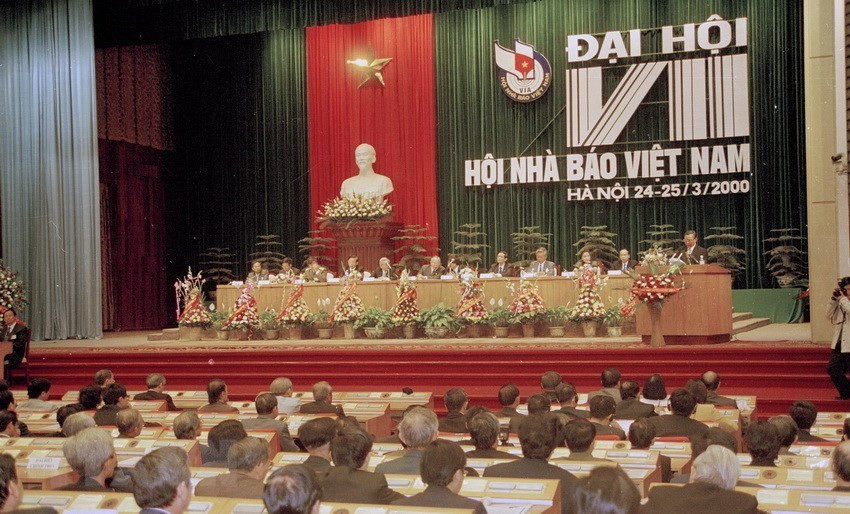Prime Minister Phan Van Khai delivers a speech at the seventh National Congress of Vietnam Journalists’ Association, March 24-25, 2000 in Hanoi (Photo:VNA)