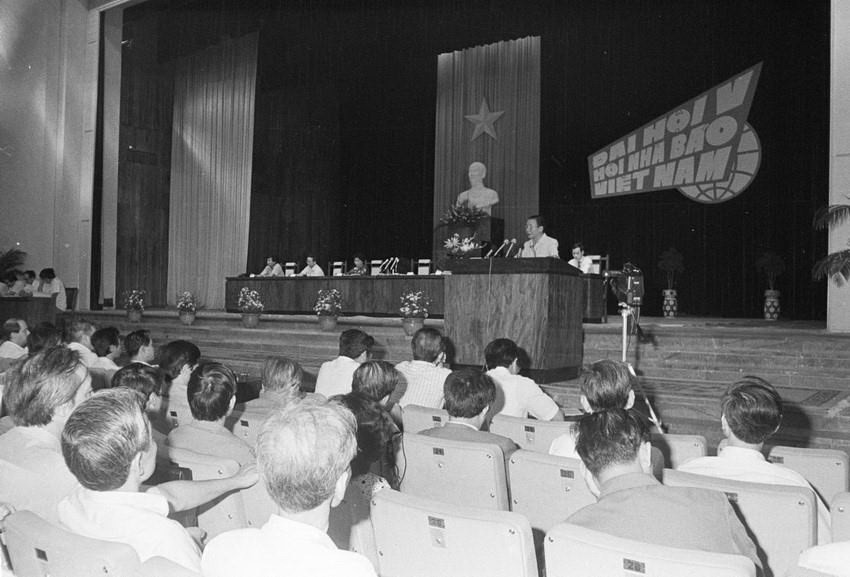 Dao Tung, Secretary General the of Vietnam Journalists’ Association Session, fourth tenure, reads the report at the 5th Congress of Vietnam Journalists’ Association, from Oct. 16-18, Hanoi (Photo: VNA)