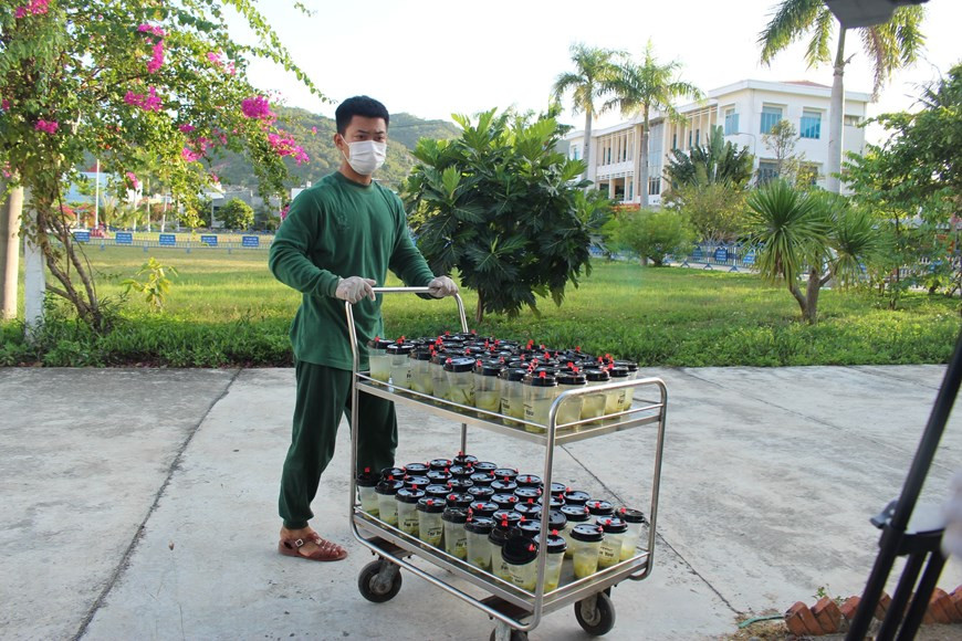 Military soldiers deliver food for people in quarantine (Photo: VNA)