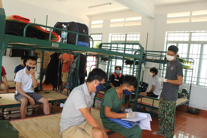 Temperature is recorded periodically and reported to the medical staff (Photo: VNA)