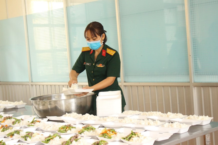 Military soldiers prepare meals for people in quarantine (Photo: VNA)