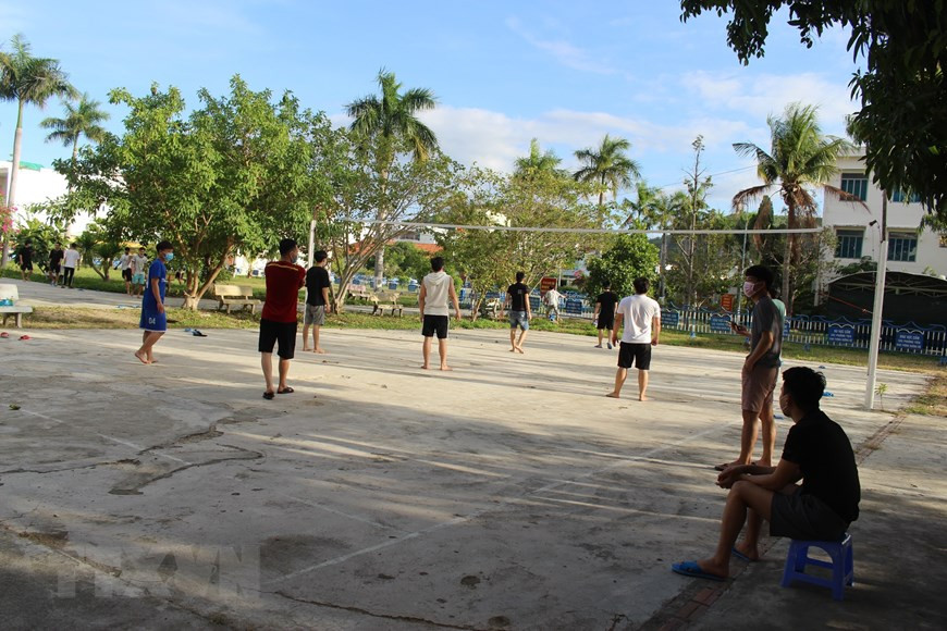 Playing sports is recommended for the quarantine at the army barracks (Photo: VNA)
