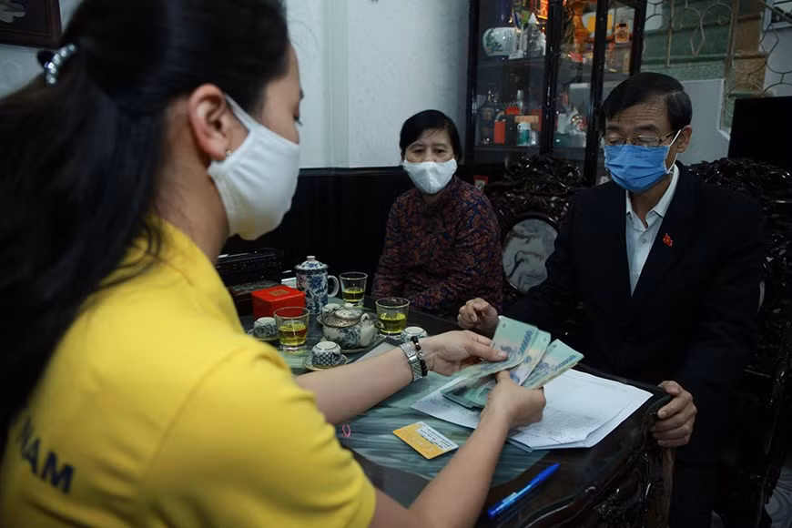 The Hanoi Post Office shall coordinate with the City Social Insurance and the People's Committees of rural districts, urban districts and towns to ensure safe payment to the beneficiaries (Photo: Vietnam +)